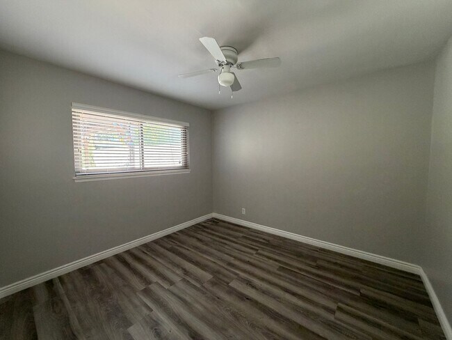 Building Photo - 5034 N Acacia Ave