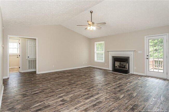 Building Photo - 402 Roundtree Dr