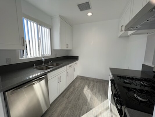 Building Photo - 10214 McClemont Ave