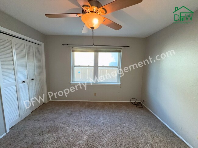 Building Photo - Charming 3-Bedroom Home with Sunroom & Spacious Backyard in Irving!