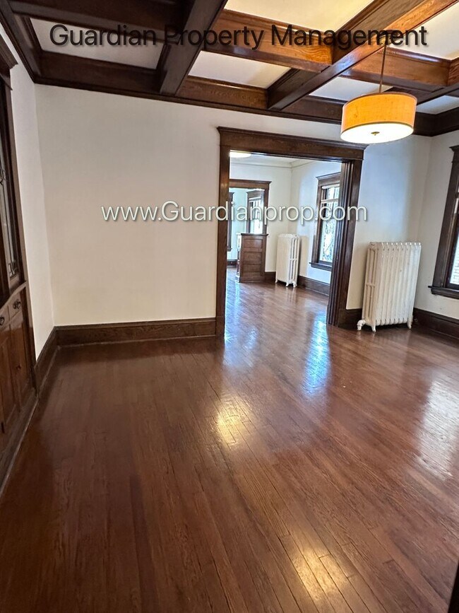 Building Photo - Spacious Condo With Office, Dishwasher, 1 Parking Space, Hardwood Floors, Free Laundry
