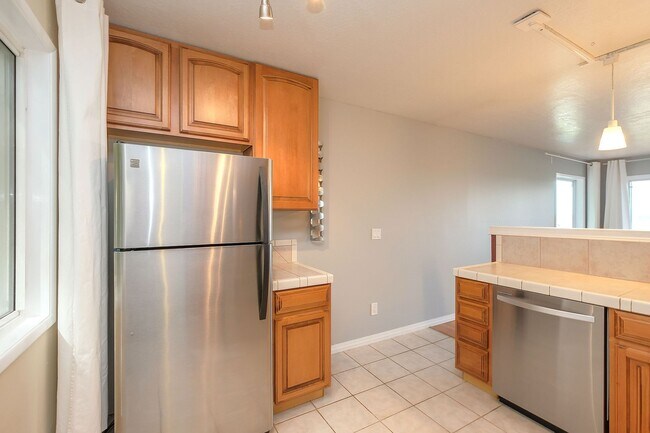 Building Photo - Updated 2 Bedroom, 1 Bathroom Condominium With Stunning Views.