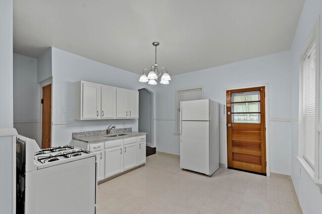 Building Photo - SCORE 1ST MONTH'S RENT FREE IF SIGNED BY DEC 24! Stunning 2 bedroom home in Pitcairn available now!