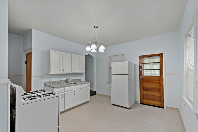 Building Photo - SCORE 50% OFF 1ST MONTH'S RENT IF SIGNED BY DEC 12! Stunning 2 bedroom home in Pitcairn available...