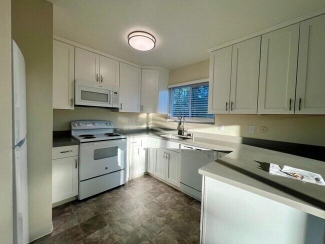 Building Photo - Renovated 2-bedroom, 1-bath Unit