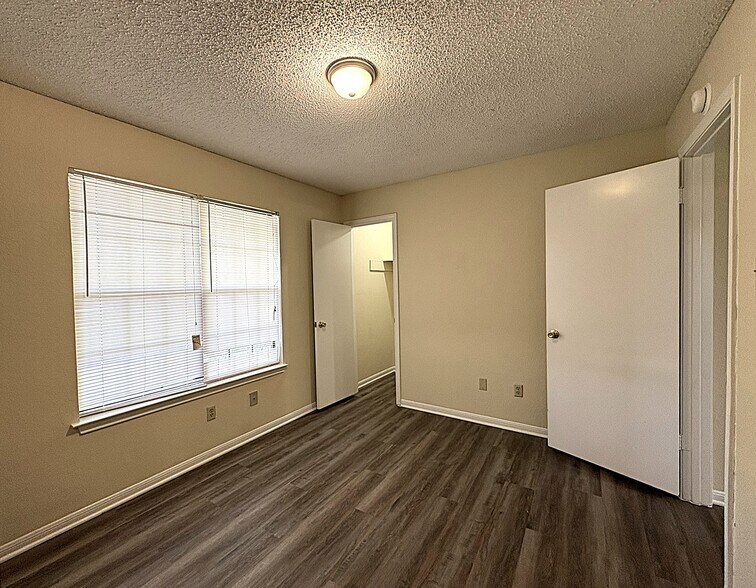 Building Photo - 3901 Hereford Ln