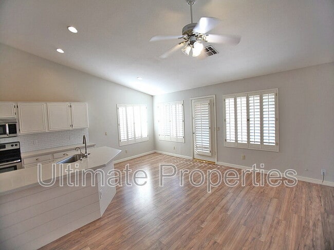 Building Photo - 7439 W Via Del Sol Dr