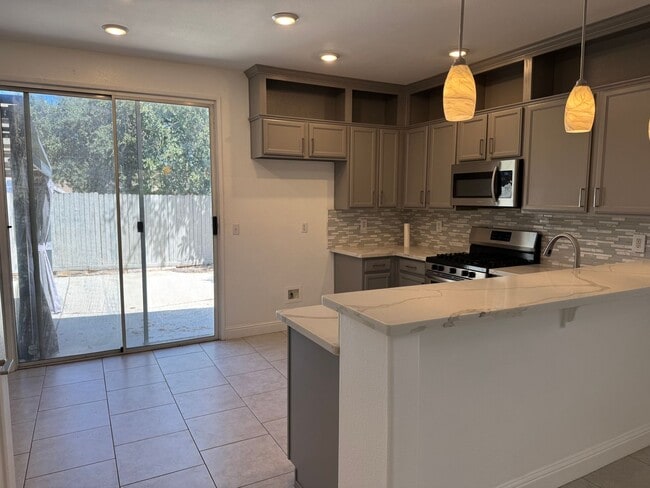 Building Photo - Clean Updated 3 Bedroom 2 Bathroom 1527 Sq...