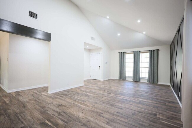 Building Photo - Updated 3 Bed / 2 Bath One-Story Home in S...