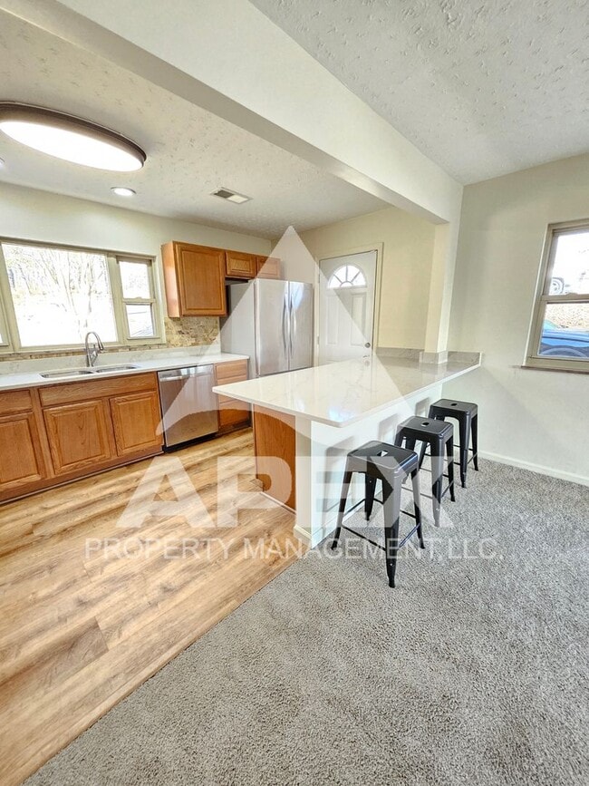 Building Photo - Spacious 4Bd – 2Ba Tri-Level Brick Home in North Knoxville!