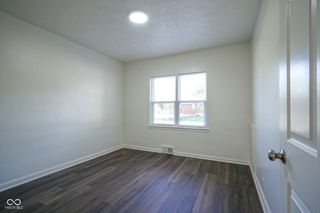 Building Photo - 1550 N Butler Ave