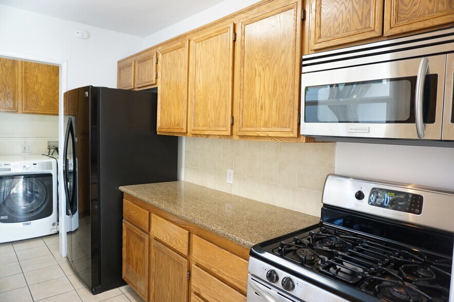 Building Photo - 5540 Balboa Blvd