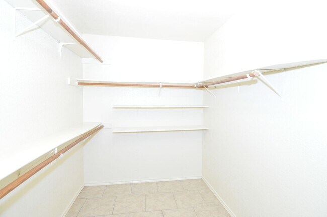 Building Photo - Freshly Painted! 1 Story with 3 bed/2bath....
