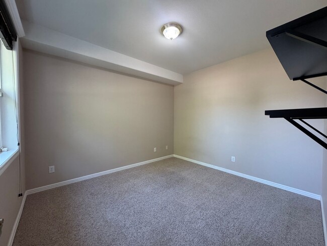 Building Photo - 4467 Castlerock Dr