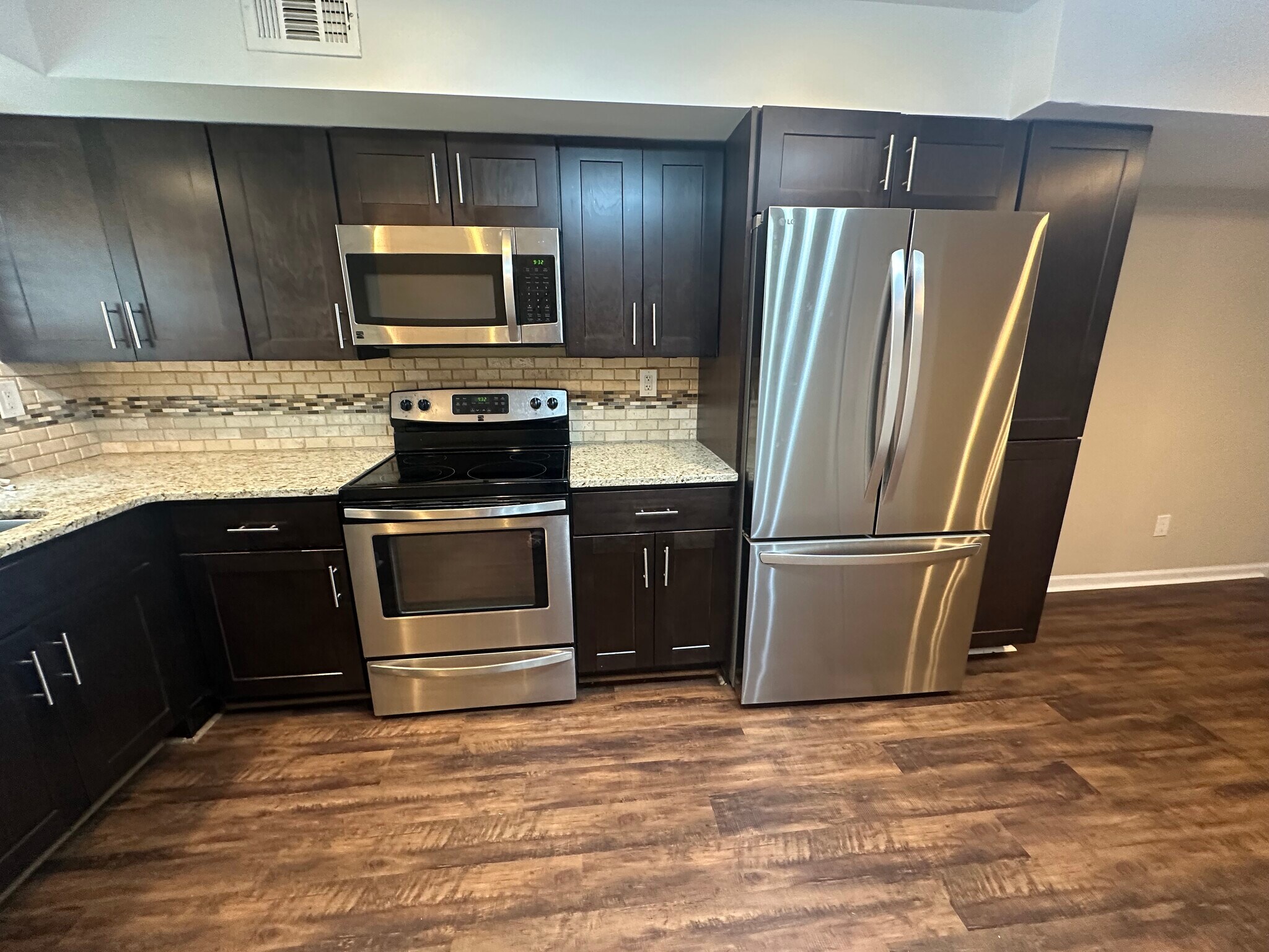 Kitchen - 2003 Valley Dr