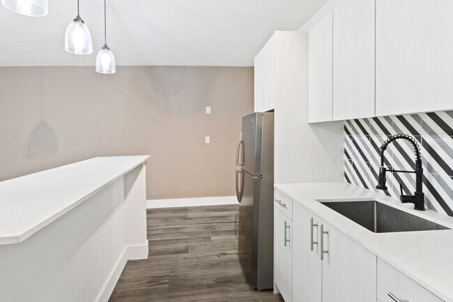 Building Photo - Resort-Style 1-Bedroom Apartment in Prime ...