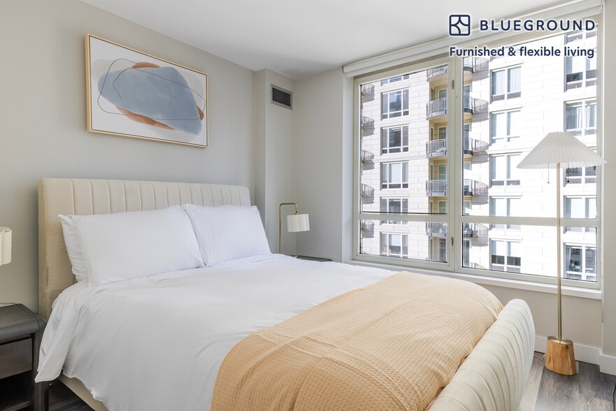 Building Photo - 1 E Delaware Pl