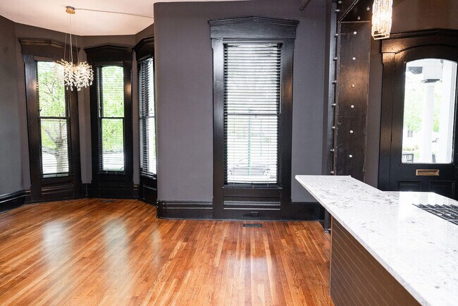 Building Photo - 275 S Limestone