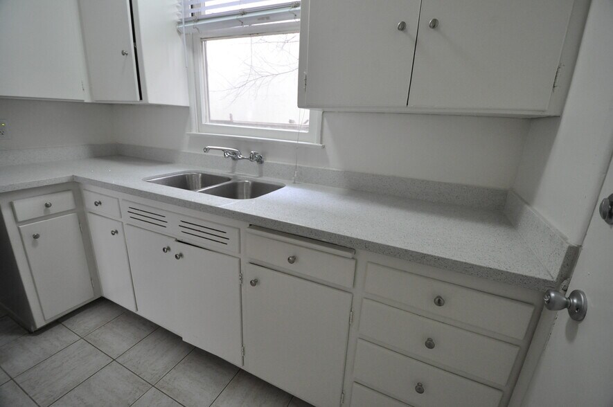 Building Photo - 14830 Dickens St