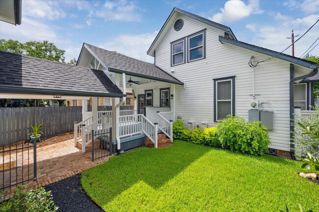 Building Photo - 208 E 12th St