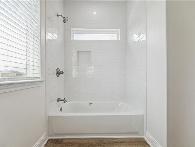 Building Photo - 915 E 37th St