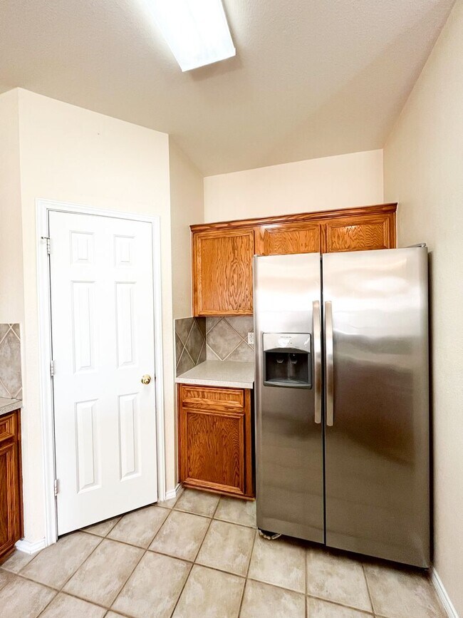 Building Photo - Available Now Beautiful 1 story, 4 bedroom, 2 bath, 2 car garage home with fire place, garage doo...