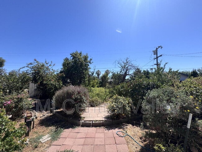 Building Photo - 4650 Dahlia Dr