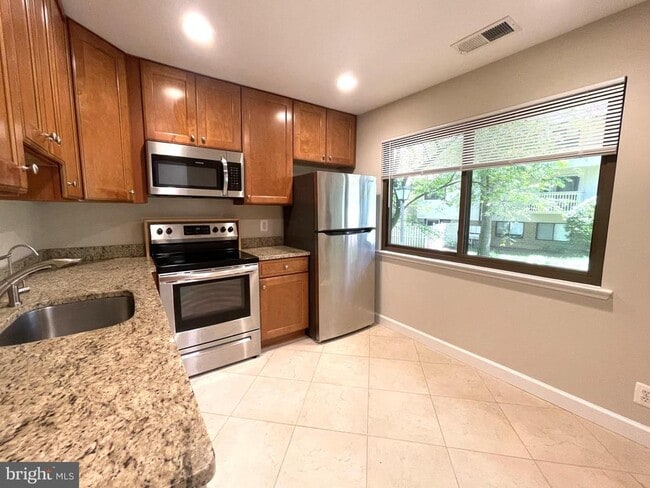 Building Photo - 2661 Glengyle Dr