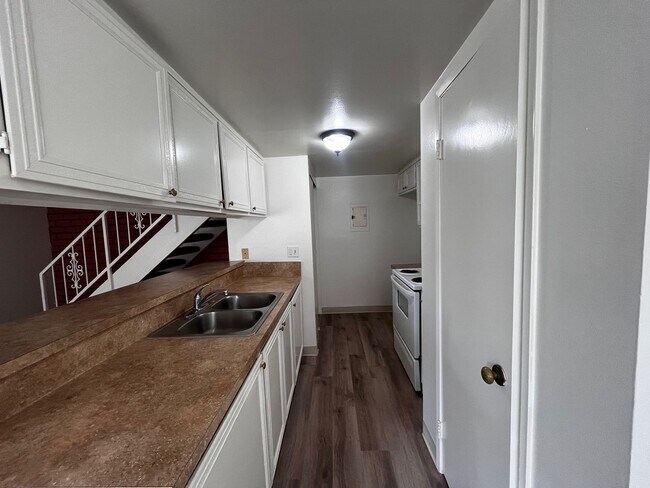 Building Photo - Updated 2 Bed / 1 Bath Townhouse with Pool Access – Port Hueneme