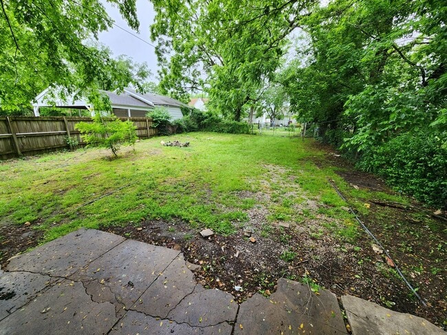 Building Photo - Spacious 2-Bedroom, 1-Bathroom Home AVAILABLE NOW!!
