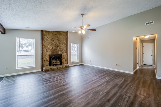 Building Photo - Four Bedroom Home in Summerville, SC!