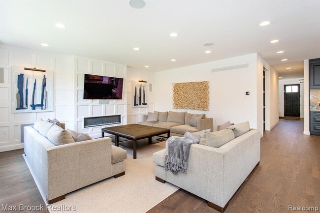 Building Photo - 25925 York Rd