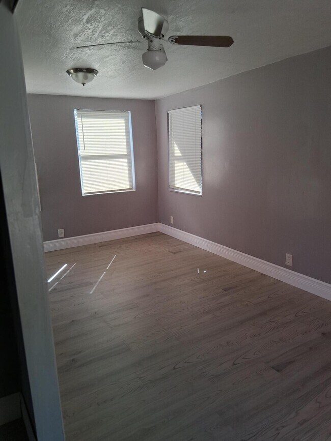 Building Photo - 522-552 52nd St