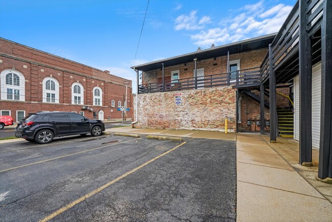 Building Photo - Newly Remodeled 4-bed 2nd-floor unit