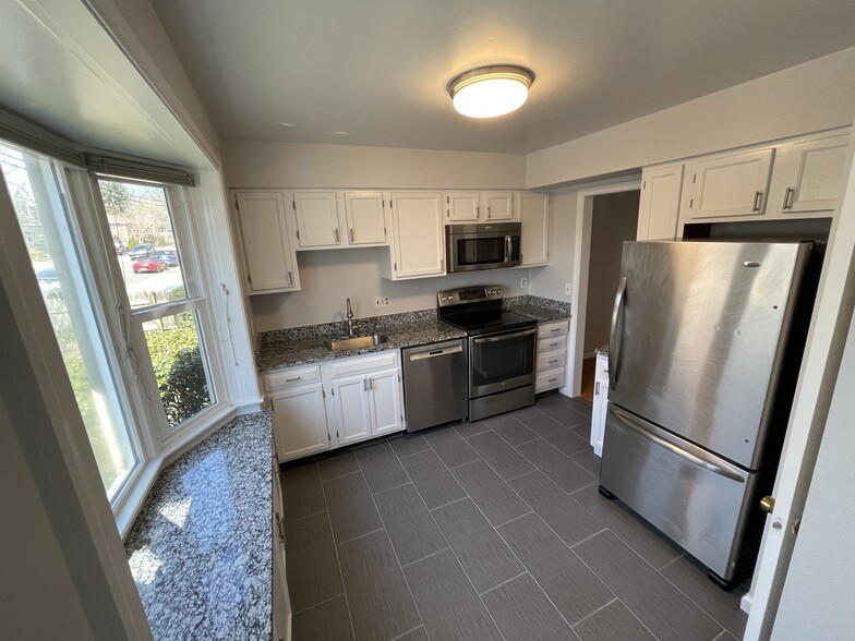 Building Photo - 845 N Greenbrier St