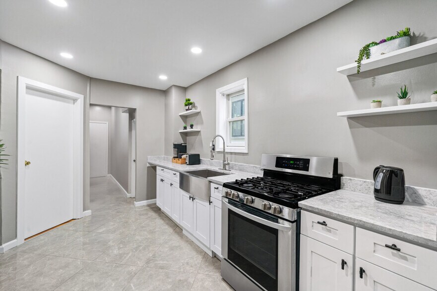 Building Photo - 529 Ave E