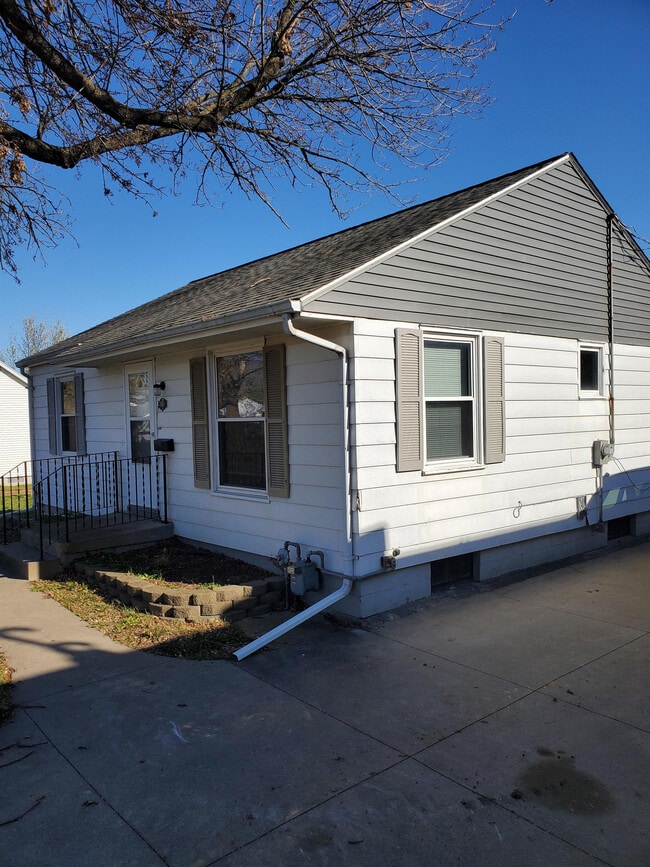 Building Photo - 740 31st St SE