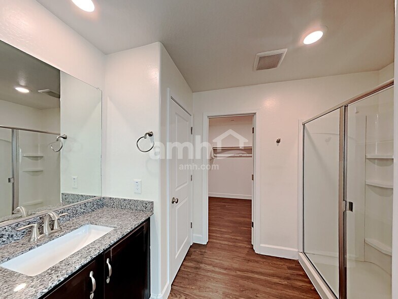 Building Photo - 5919 W Columbine Dr