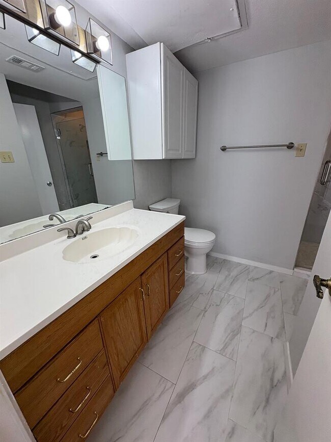 Building Photo - 806 W 24th St