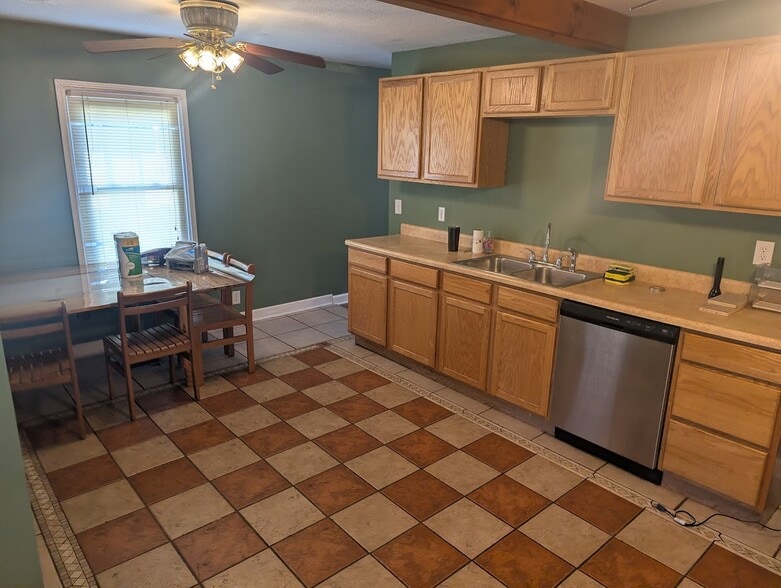 Building Photo - 4081 Clifton Ave