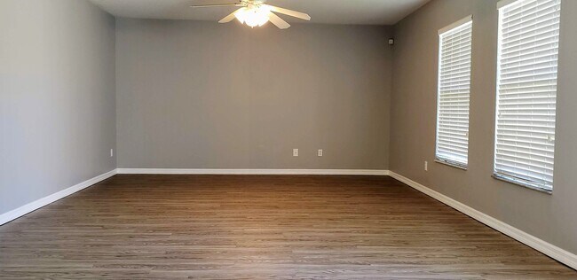 Building Photo - 4 Bedroom /2.5 bath Spacious Home In Sanfo...