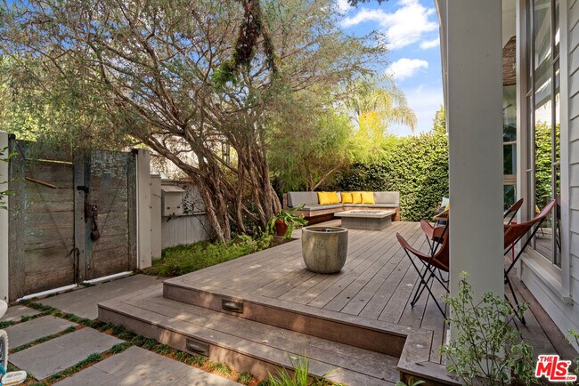 Building Photo - 942 Superba Ave