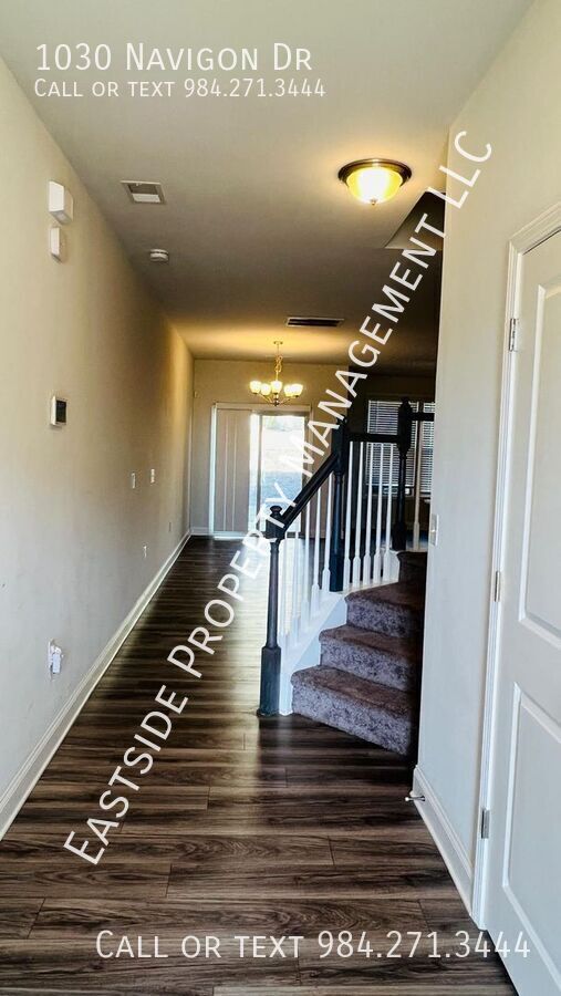 Building Photo - Fantastic Townhouse in Durham hot location...