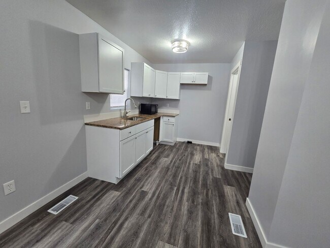 Building Photo - Beautifully Updated 2 bedroom 1 bathroom 7...