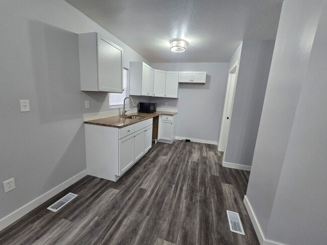 Building Photo - Beautifully Updated 2 bedroom 1 bathroom 776 sq ft home