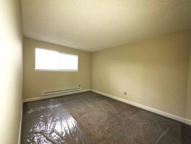 Building Photo - Large 2 bedroom 1.5 bath 2 car garage townhouse new custom flooring and paint throughout with new...