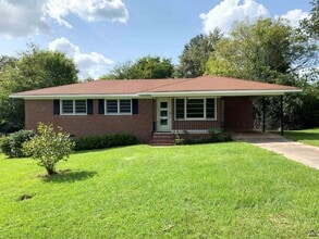 Building Photo - 3240 Commodore Dr