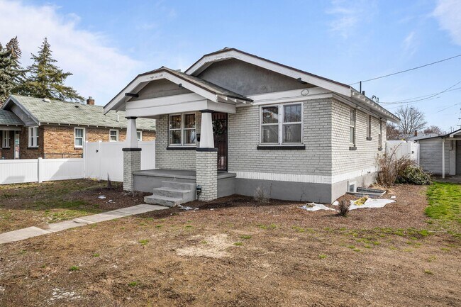 Building Photo - Remodeled 3BR/2BA Brick Bungalow - Fireplace, Finished Basement & Garage
