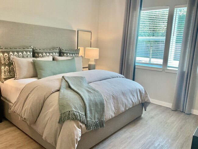Building Photo - Half Off Rent Through 2025!