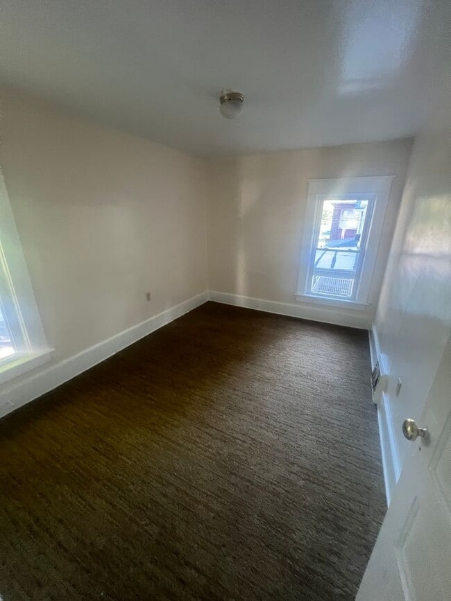 Building Photo - Large 4 Bedroom House with Garage